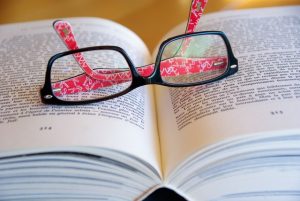 libro y gafas