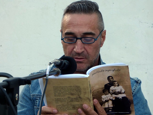 Manuel Suárez González leyendo